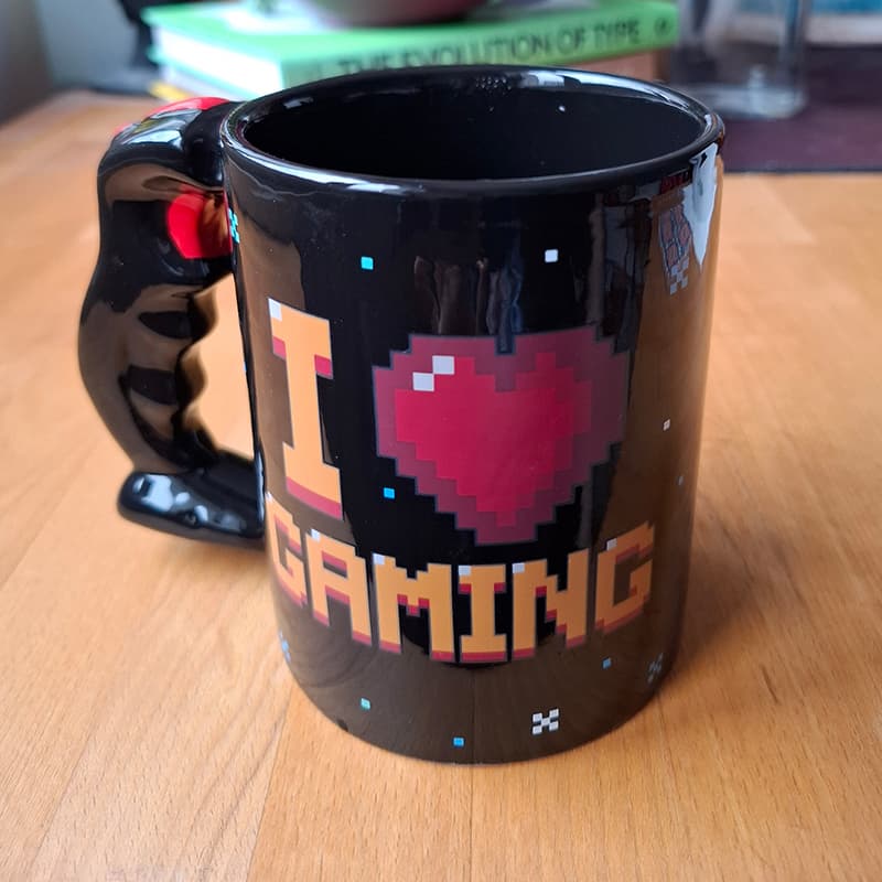Чаша с топлооцветяващ ефект върху надписа I Love Gaming, дръжка с формата на контролер.