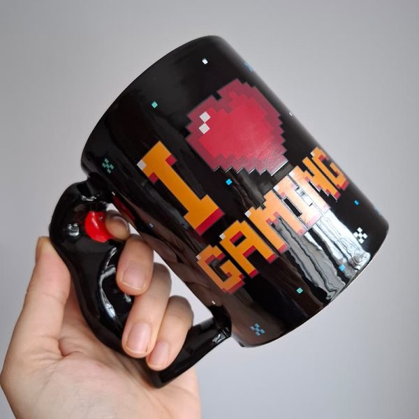 Чаша с топлооцветяващ ефект върху надписа I Love Gaming, дръжка с формата на контролер.