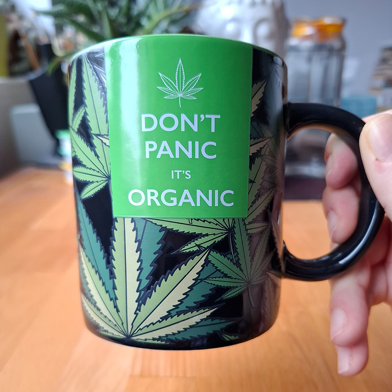 Чаша с топлооцветяващ ефект листа на марихуана и надпис Don't Panic It's Organic.