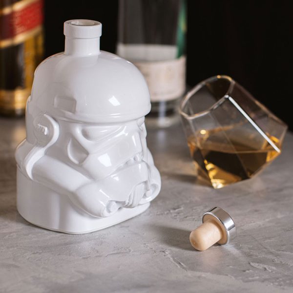 Бяла гарафа Original Stormtrooper с дизайн- каската на щурмовак от бяло непрозрачно стъкло.