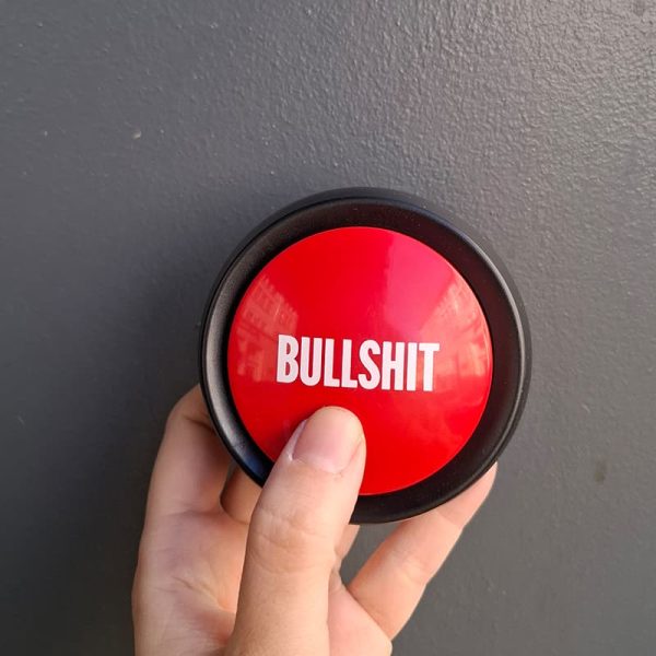 Червен бутон със звук и надпис Bullshit.