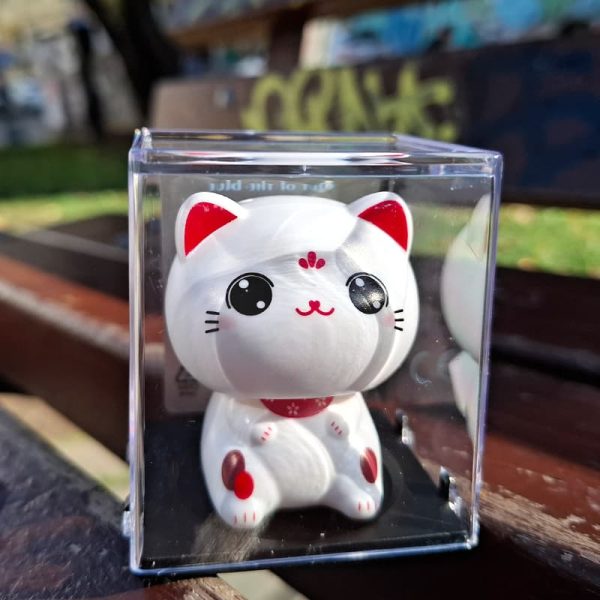Бяло соларно коте с клатеща се глава