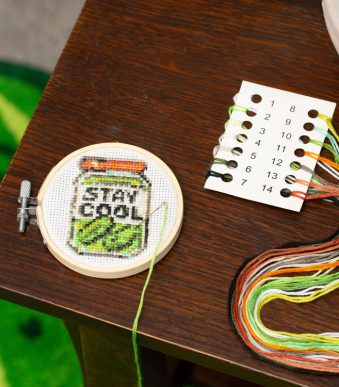 Мини комплект за бродиране Stay Cool буркан с кисели краставички.